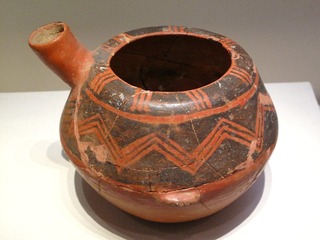 彩陶盉，大汶口文化（约公元前4200年-前2500年），1974年山东泰安大汶口出土，中国国家博物馆文物展。