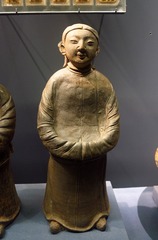 灰陶契丹族男立俑。昌平区陈庄出土，北京首都博物馆“古都北京”文物展。