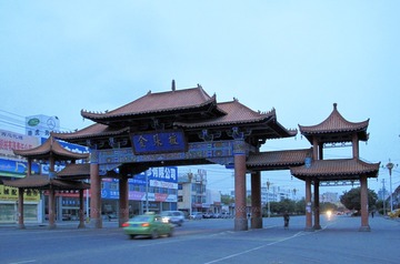 甘肃省张掖市，标志性建筑，江泽民题写“金张掖”匾额的牌楼。001