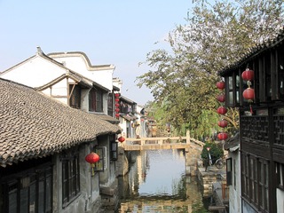 水乡周庄，狭窄河道两岸的明清建筑