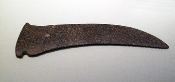 石镰刀，斐李岗文化（约公元前6100年-前5000年），1976年河南郏县水泉出土，中国国家博物馆文物展。