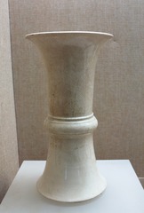 潮州窑白釉刻花芭蕉觚，清代，广东省博物馆古代文物。