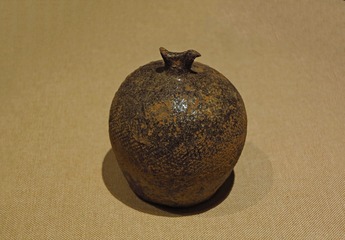 陶鸡笼，西晋，半圆球状，顶部凸起雏鸡形钮，广东省博物馆古代文物。