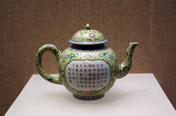 景德镇官窑绿地粉彩开光花卉纹茶壶，清代嘉庆年间，广东省博物馆古代文物。