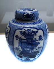 青花锦地开光博古花鸟纹盖罐，清代，景德镇窑，2005年福建平潭碗礁1号沉船遗址出水，中国国家博物馆文物展。
