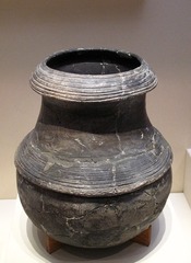 陶釜，河姆渡文化（约公元前5200年-前4200年），1974年浙江余姚河姆渡出土，中国国家博物馆文物展。