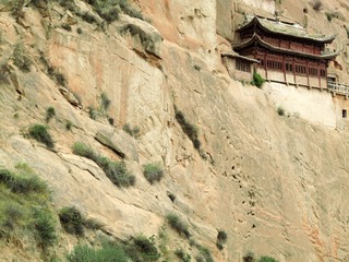 甘肃南裕固族自治县马蹄寺，悬壁上的庙宇。也叫普光寺，建于东晋十六国时期的北凉，距今已逾1600年，藏传佛教寺院。