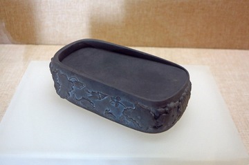 端石夏日池塘砚，清代道光年间，广东省博物馆古代文物。