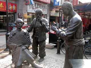 天津鼓楼商业街（北街）：泥塑艺人雕塑，泥塑艺术是天津工艺三绝之一，享有盛名，已有200年历史