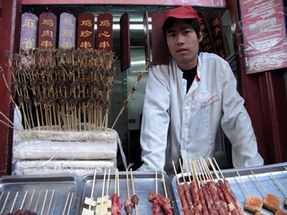 北京王府井小吃街：烧烤店的厨师等待顾客的光临。（摄于2004年11月）