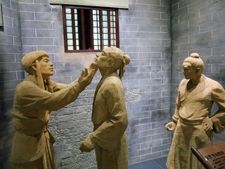 金代科举考场搜检“索及耳鼻”场景，北京孔庙和国子监博物馆文物。