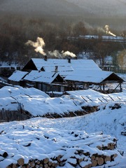 东北，大兴安岭林区的雪乡人家，炊烟袅袅