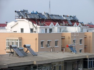通辽市，住宅楼上安装的太阳能热水器，节约能源。002