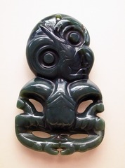 人形项饰，碧玉（软玉），伊纳喀品种，约制于1700年-1850年，中国国家博物馆（毛利碧玉：新西兰的传世之宝）展览。