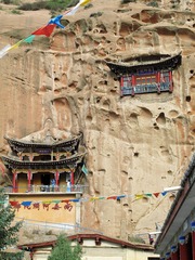 甘肃南裕固族自治县马蹄寺，悬壁上的千佛重显殿。也叫普光寺，建于东晋十六国时期的北凉，距今已逾1600年，藏传佛教寺院。