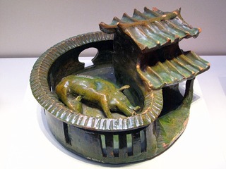 绿釉陶猪圈，东汉，湖南长沙出土，中国国家博物馆文物。