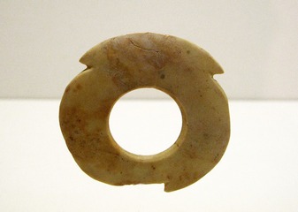 三牙璧，新石器时代，大汶口文化，1974年山东胶县三里河出土，国家博物馆中国古代玉器艺术展。