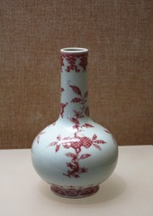 景德镇官窑釉里红折枝花果纹天球瓶，清代雍正年间，广东省博物馆古代文物。