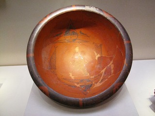 人面鱼纹彩陶盆，仰韶文化（约公元前5000年-前3000年），1955年陕西西安半坡出土，中国国家博物馆文物展。