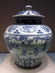 青花人物楼阁图盖罐，明代弘治年间，北京朝阳区出土，北京首都博物馆文物展。