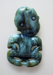 罗拉·蒂·玛科希的人形项饰，约制于1600-1850年，中国国家博物馆（毛利碧玉：新西兰的传世之宝）展览。
