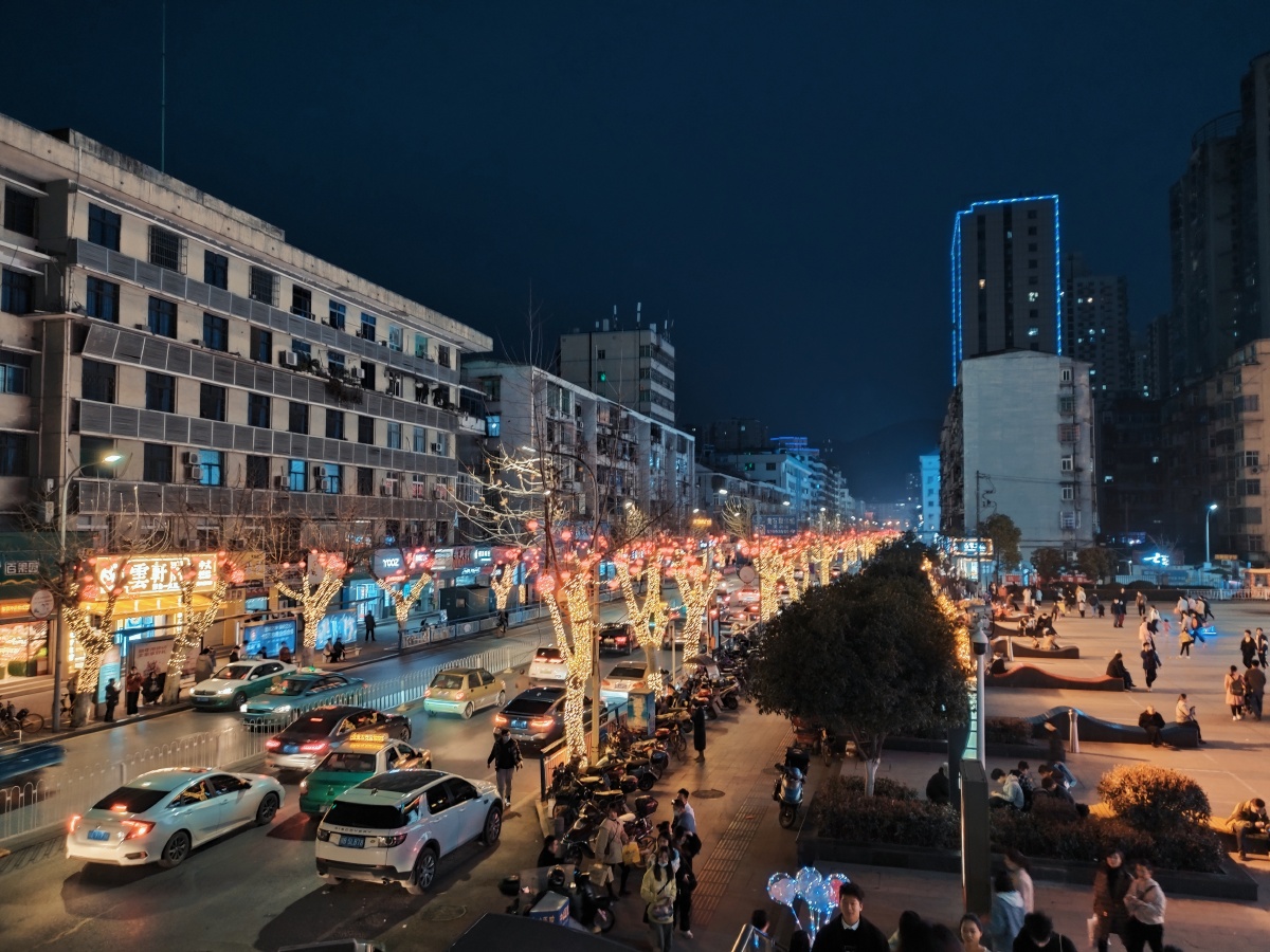 黄石中商摩尔城购物中心武汉路天桥沿街的彩灯