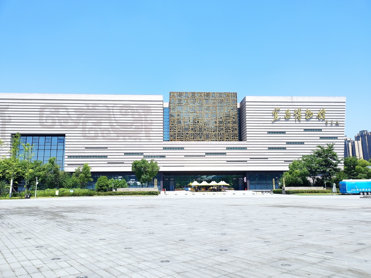 宜昌公路大桥宜昌博物馆宜昌城市规划馆清江畔的公园行人