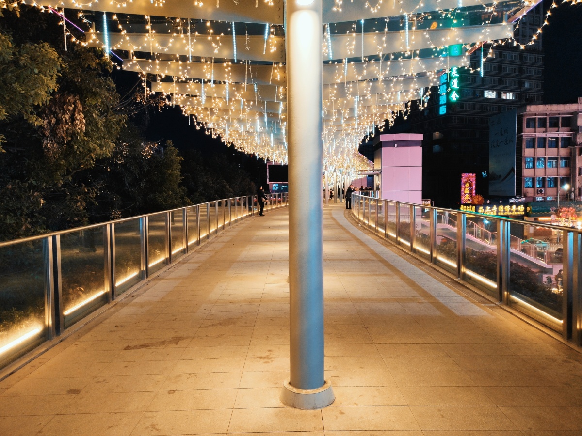 黄石中商摩尔城购物中心武汉路天桥沿街的彩灯