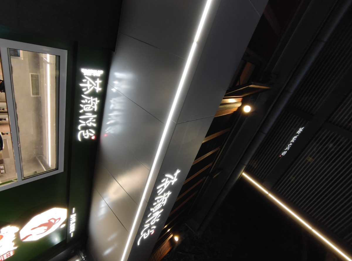 武汉天地夜景随拍茶颜悦色奶茶店排队的人群