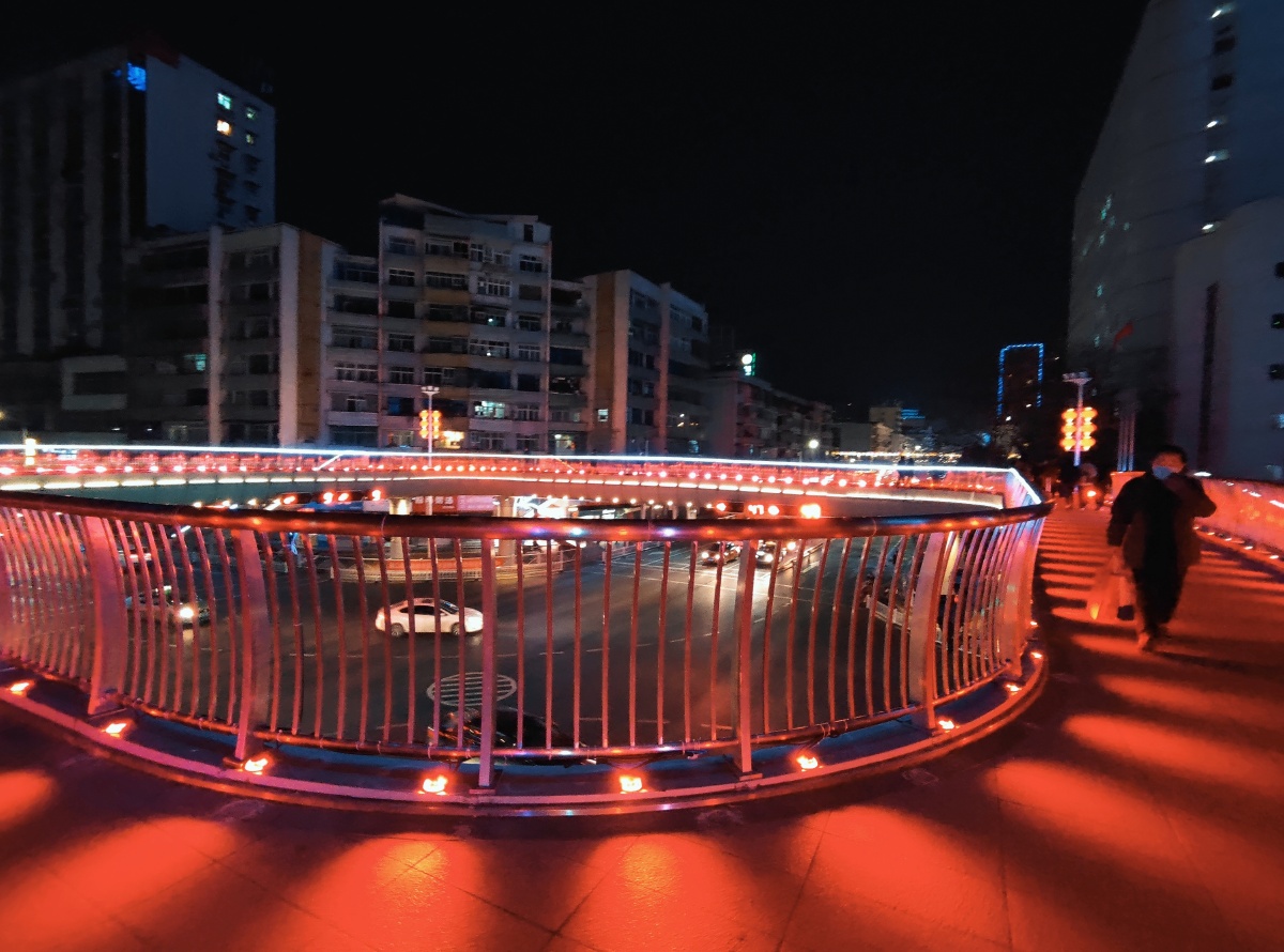 黄石中商摩尔城购物中心武汉路天桥沿街的彩灯