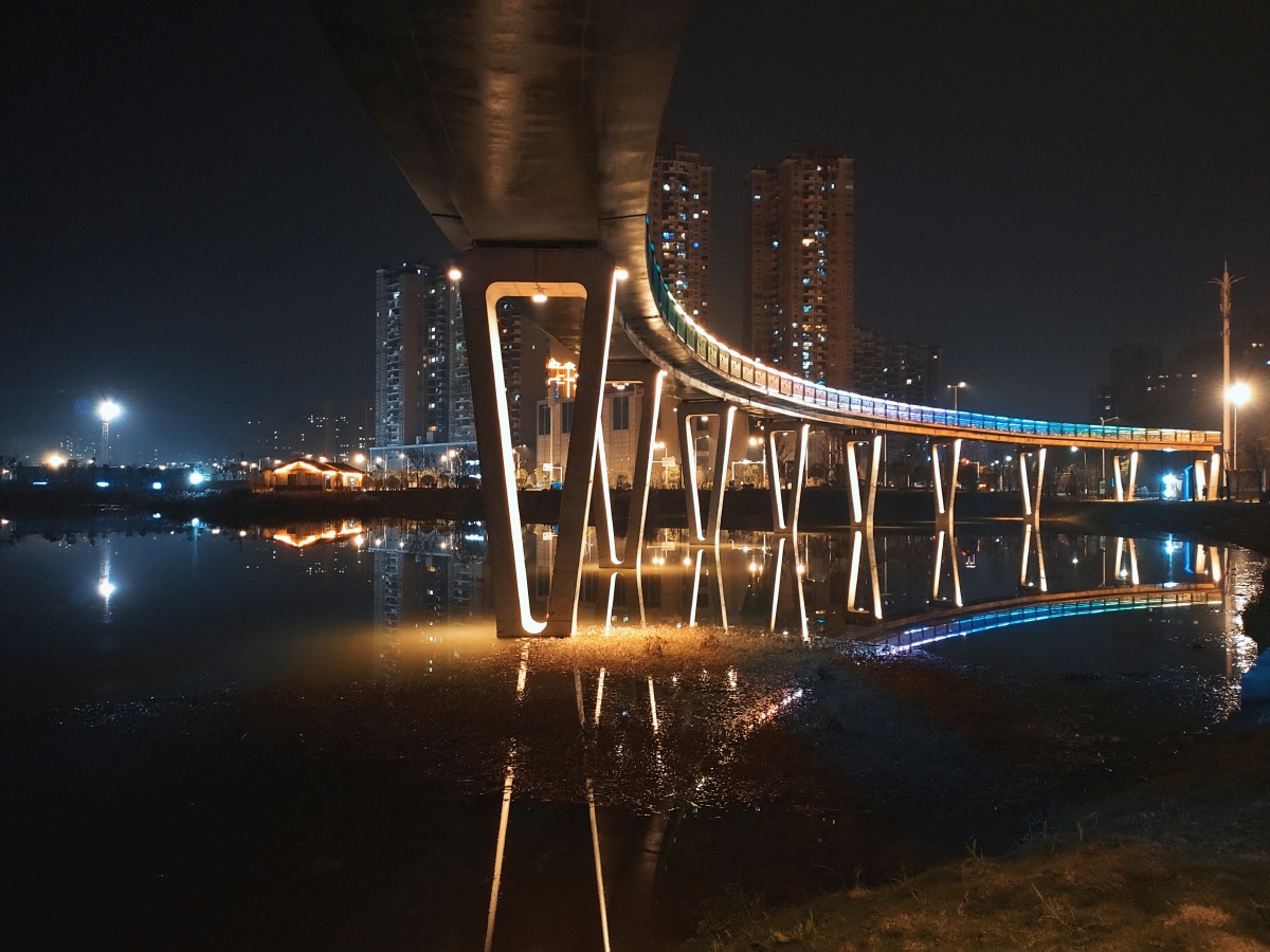黄石市团城山磁湖湿地公园夜景挺美的光影下人行步道桥显得精致动感