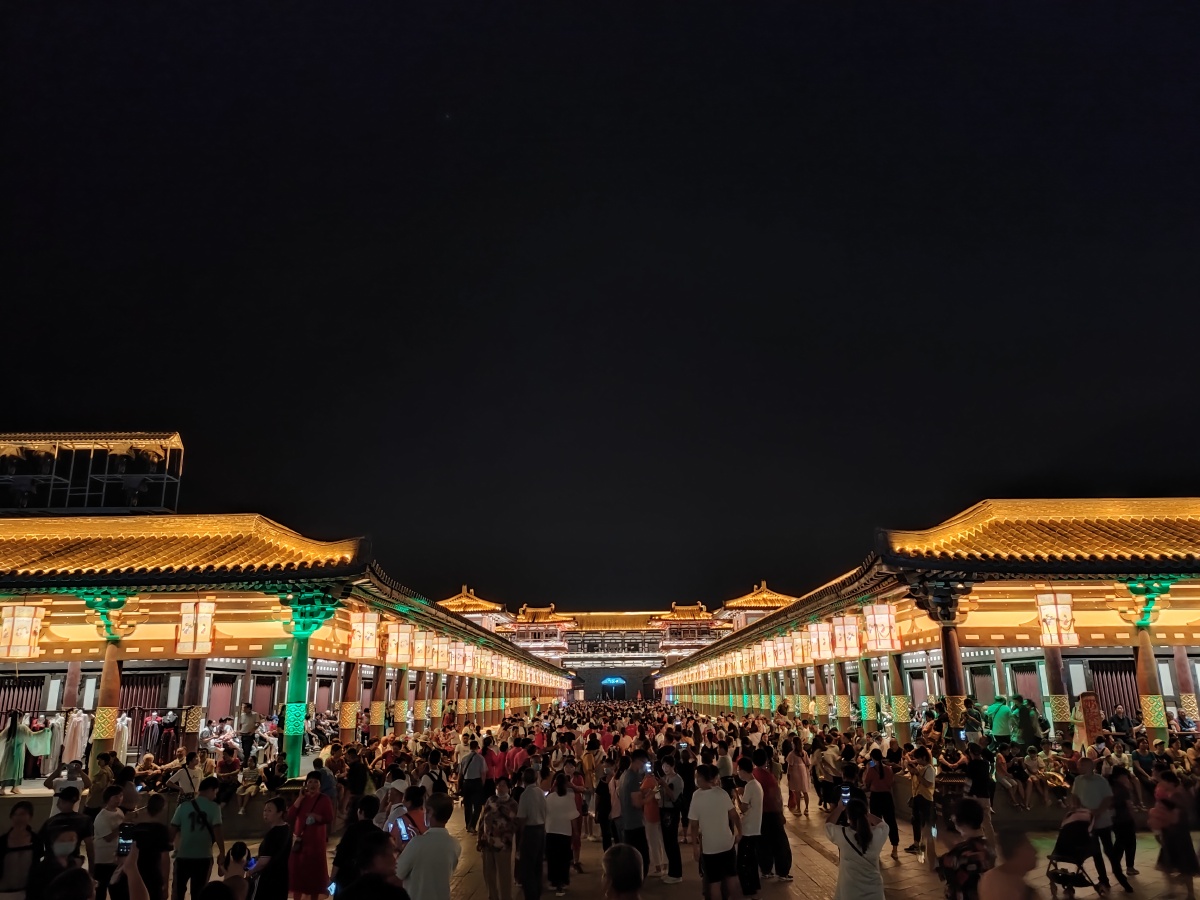 襄阳唐城真的值得一去的旅游打卡地尤其是襄阳唐城夜场夜景很美还有