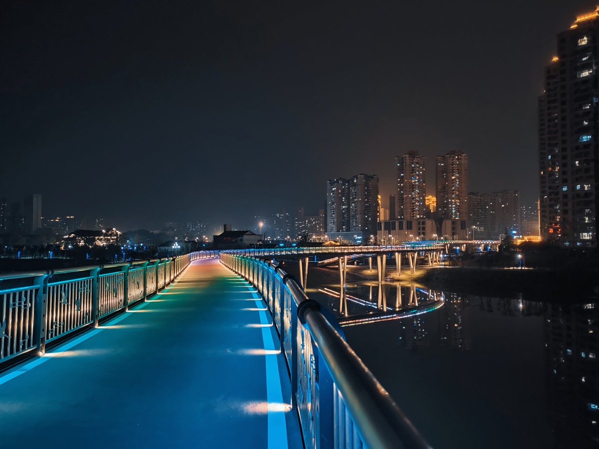 黄石市团城山磁湖湿地公园夜景挺美的光影下人行步道桥显得精致动感