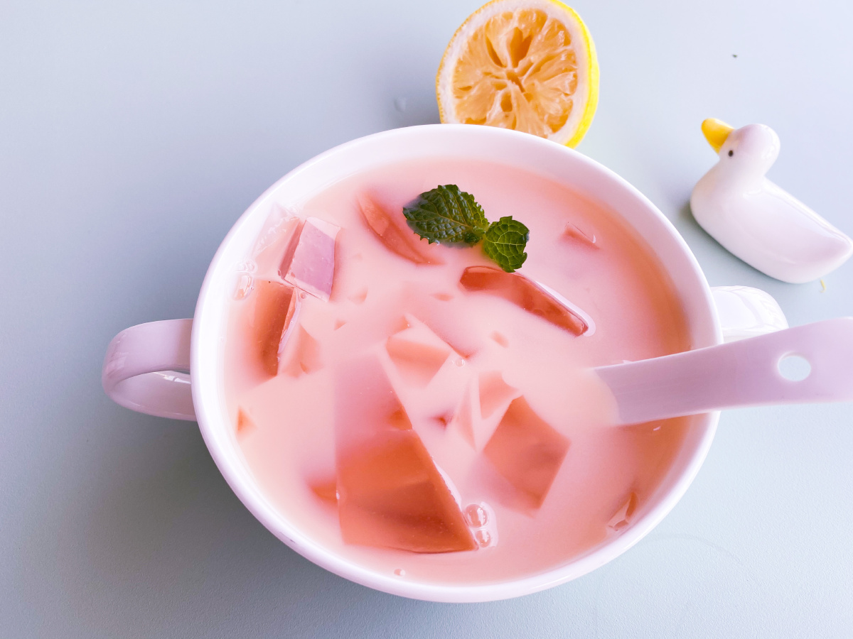 让美食变成画今天是桃子味的酸奶蛋糕白凉粉酱养乐多在家闲着也是闲着