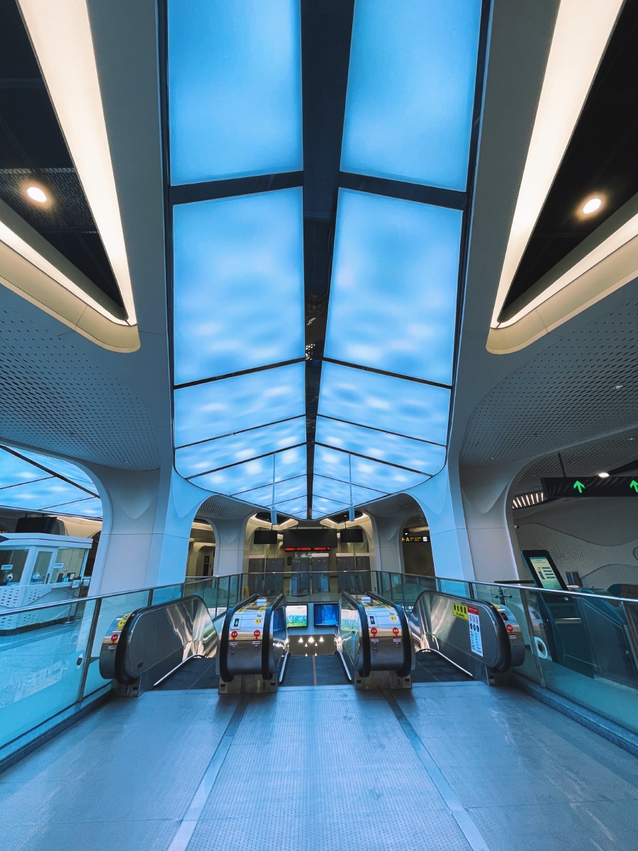 科技感十足的成都地铁站像极了太空舱