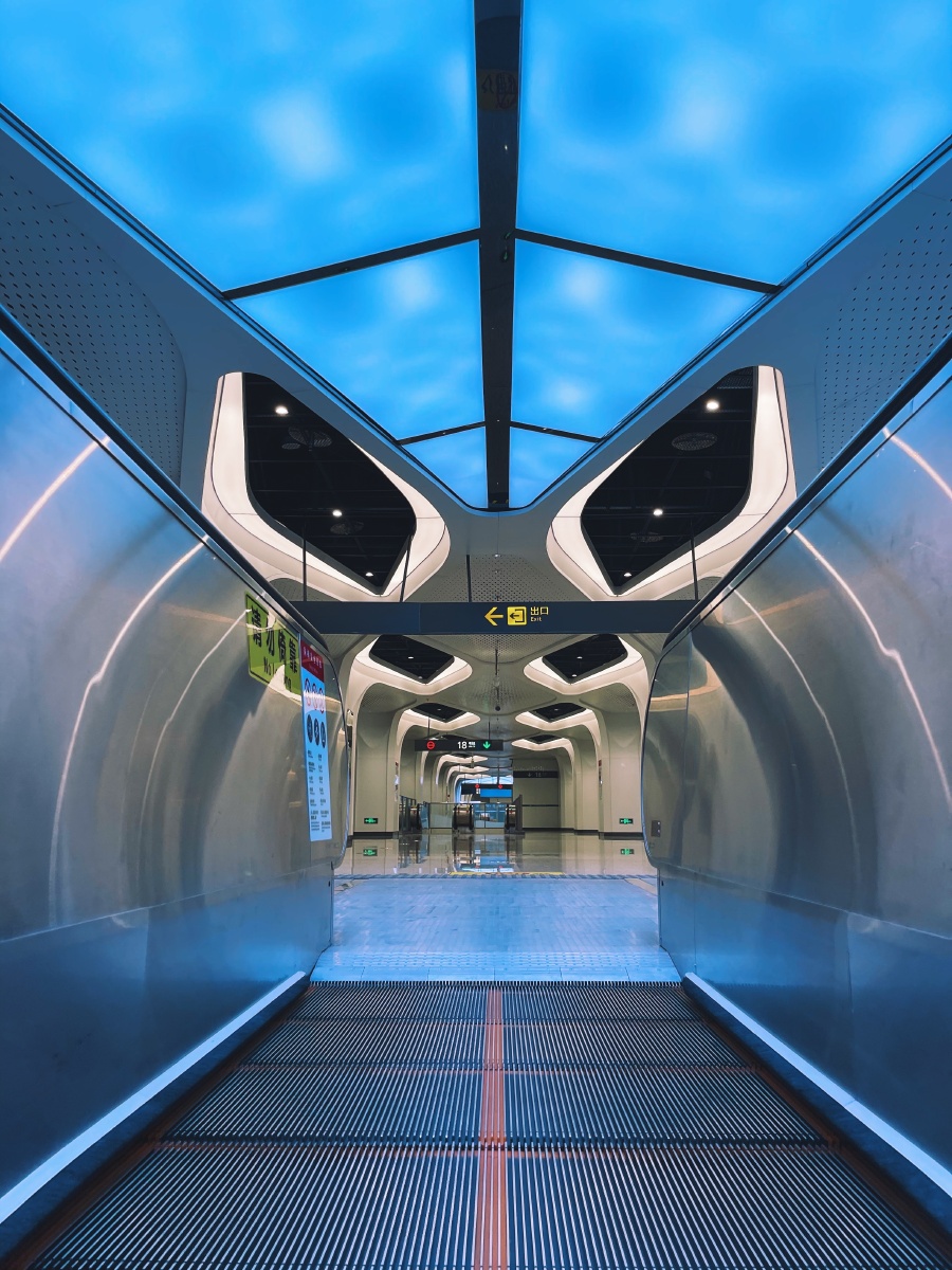 科技感十足的成都地铁站像极了太空舱