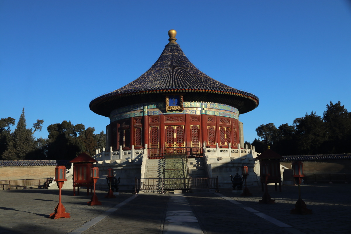 冬日暖阳光影之天坛皇穹宇皇穹宇位于圜丘坛以北,是供奉圜丘坛祭祀