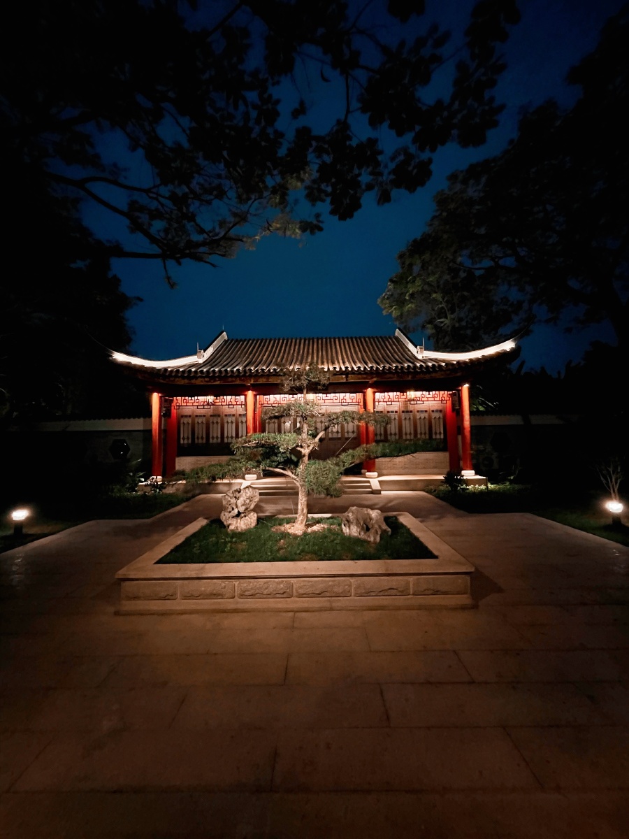 安静拍摄于顺德顺峰山公园夜晚的中式风格庭院颇有意境
