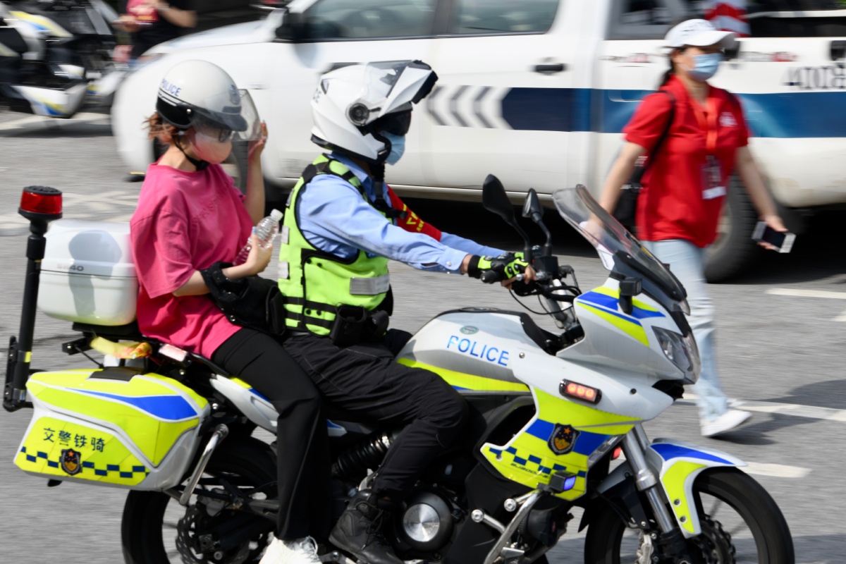 无锡交警铁骑帮助高考考生及时取回证件