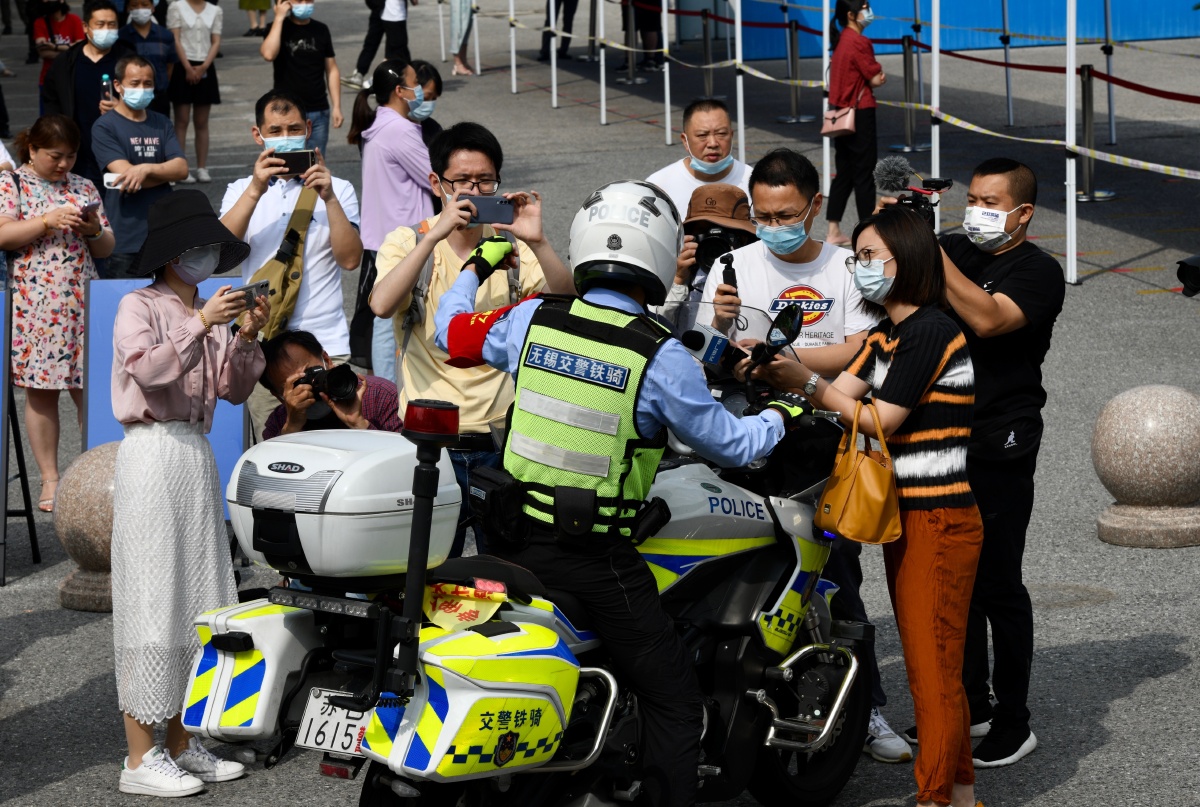 无锡交警铁骑帮助高考考生及时取回证件