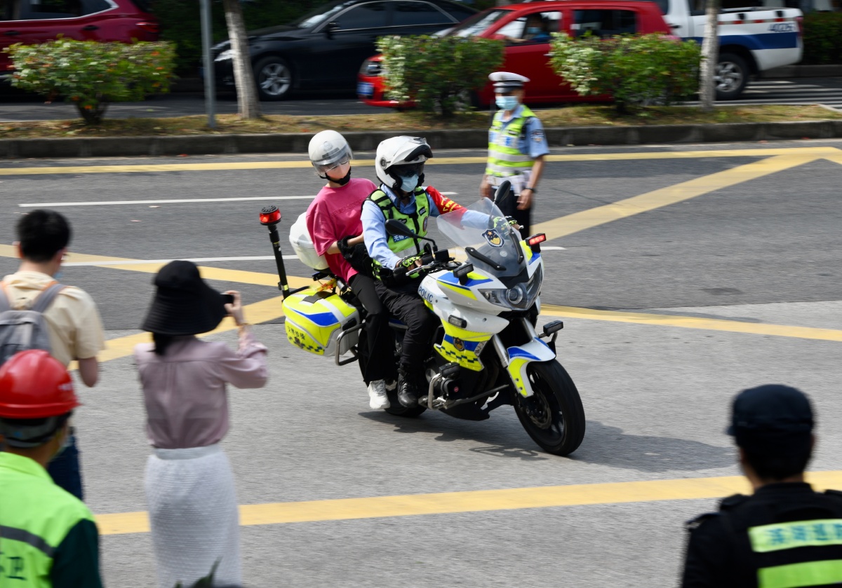 无锡交警铁骑帮助高考考生及时取回证件