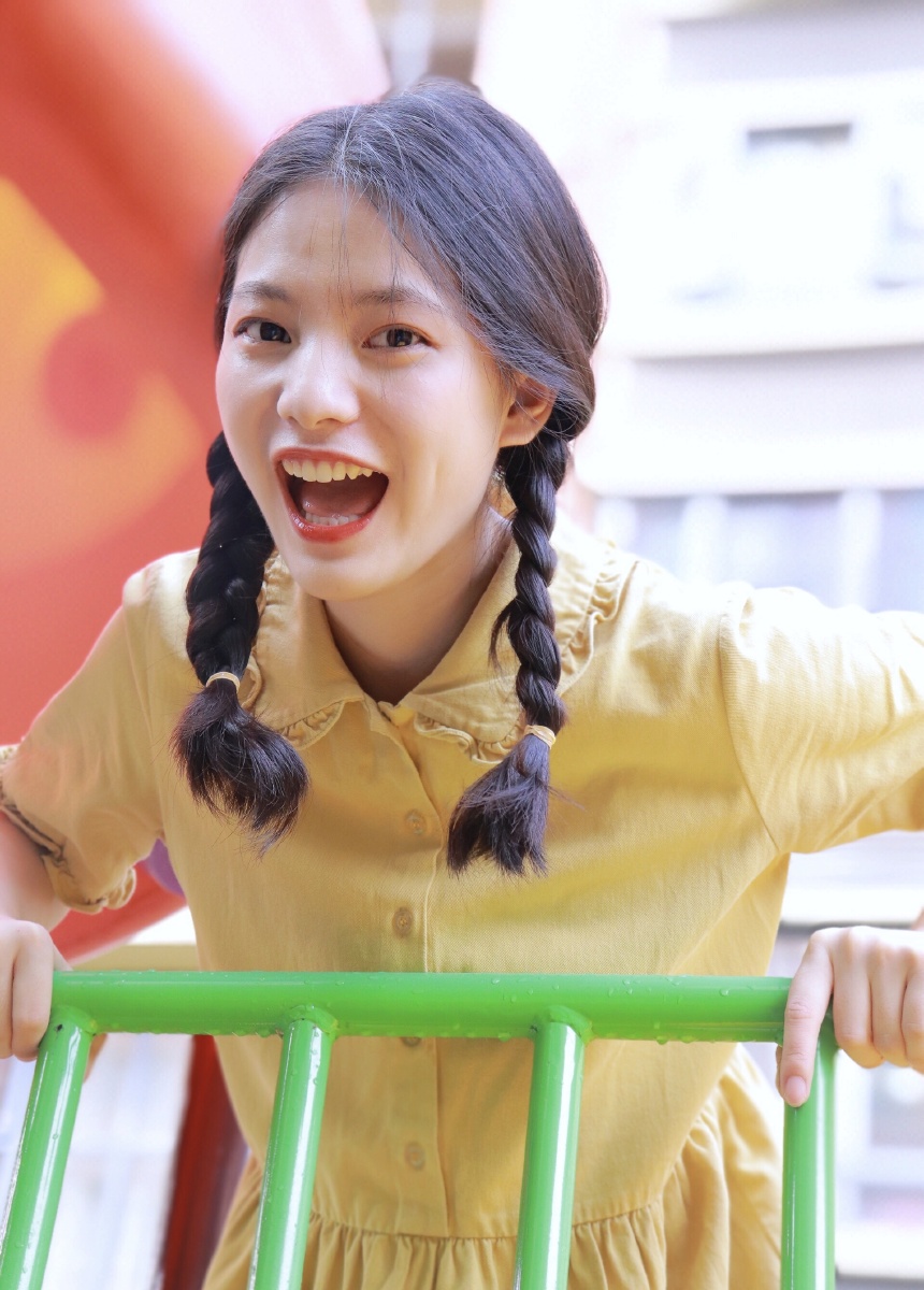 十八岁限定女孩子的微笑是夏天最治愈的糖果来看看在小区楼下拍的照片