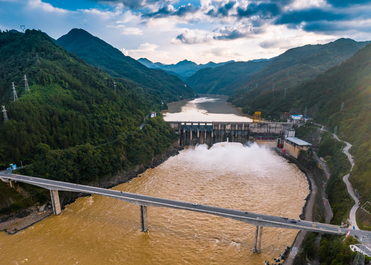 陕西石泉县中国大唐大坝,大雨过后的大坝,展现了它的宏伟气势,一水