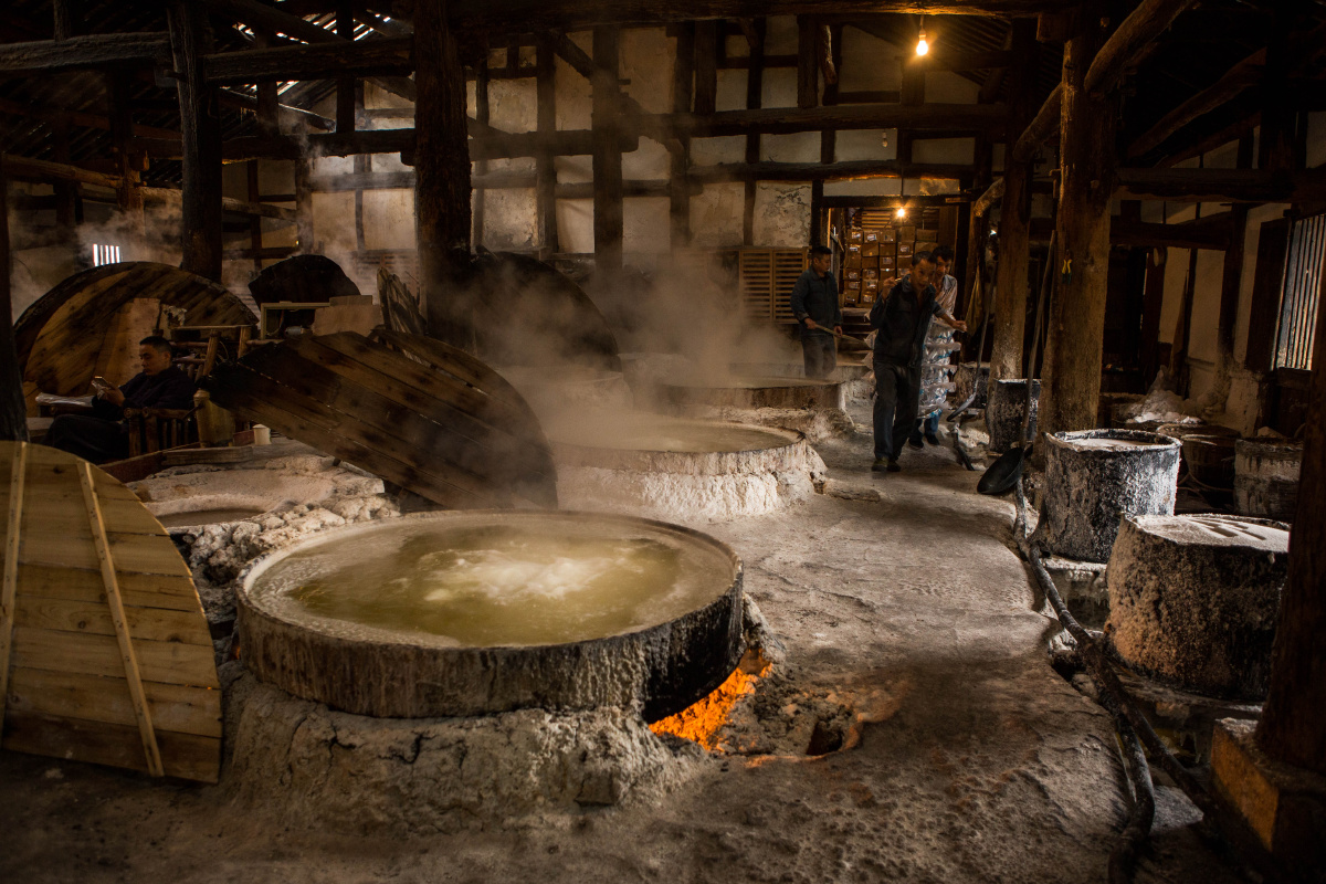 四川自贡燊海井古法制盐