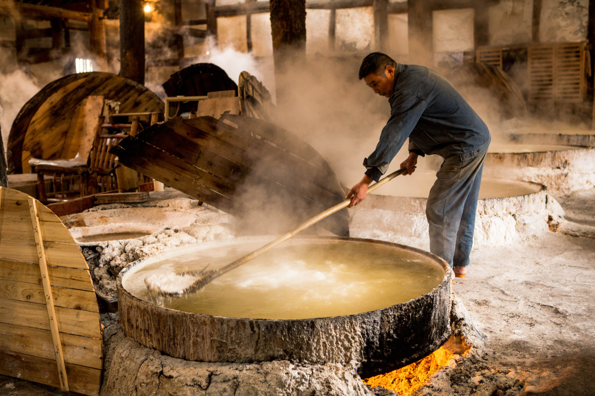 四川自贡燊海井古法制盐