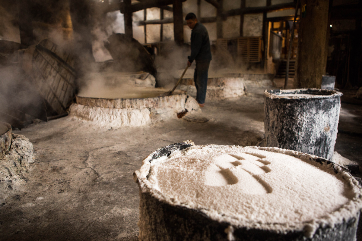 四川自贡燊海井古法制盐