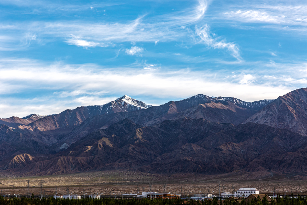 远眺雪山拍摄于青海大柴旦