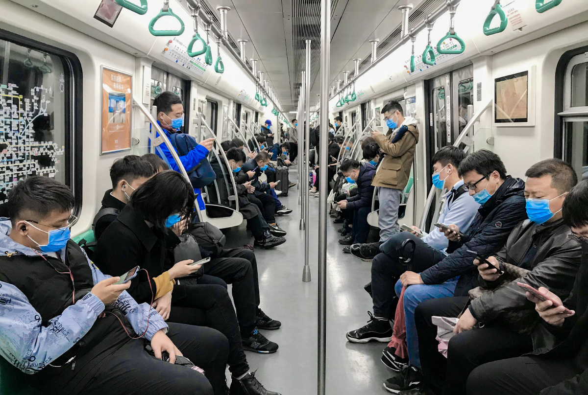 20201117北京地铁戴口罩出行刷手机