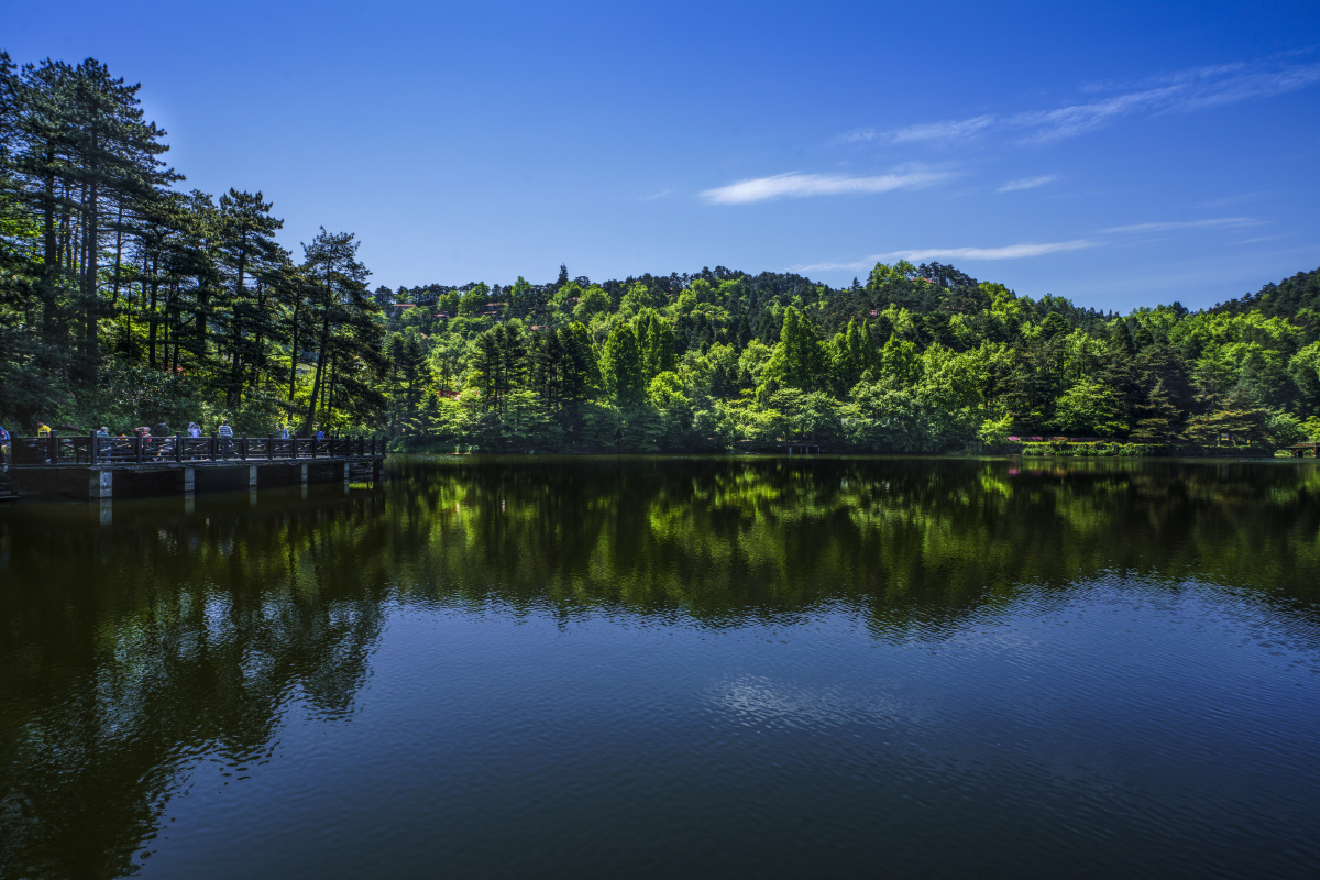 江西庐山如琴湖景区位于江西省九江市庐山牯岭镇的一处街心公园也是