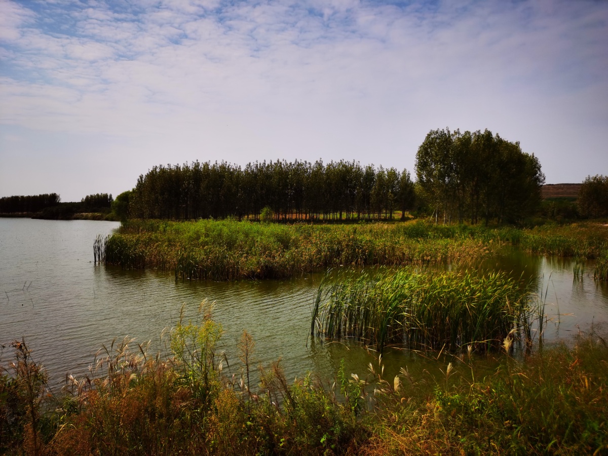 王圈水库旁边美丽的村庄